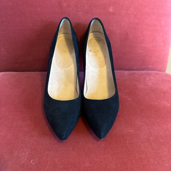 Elegant Black Suede Heels - Picture 5 of 9